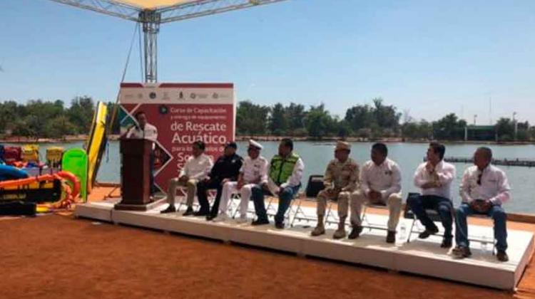 Dona Estados Unidos equipo a bomberos de Sonora y Sinaloa Ciudad Obregón.- El Comando Norte de Estados Unidos donó equipo de rescate acuático con un valor de 2.5 millones de pesos a bomberos de Sonora y Sinaloa, informó el gobierno del estado de Sonora.