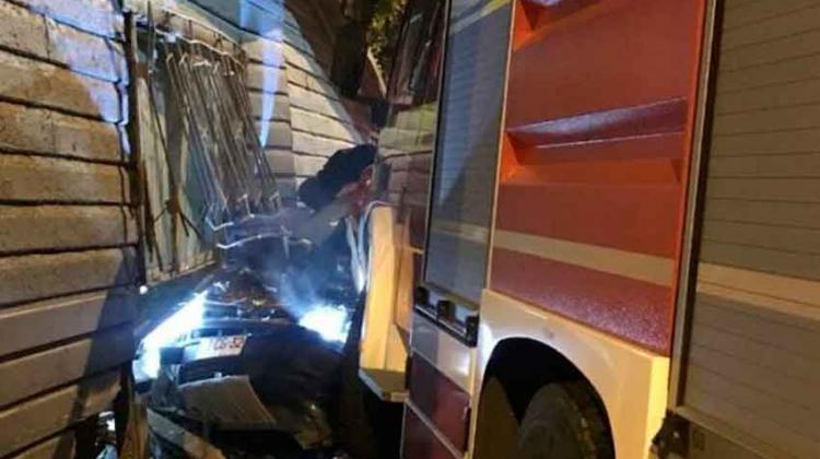 Vehículo terminó incrustado tras colisión con carro de Bomberos Vehículo terminó incrustado en una casa tras colisión con carro de Bomberos
