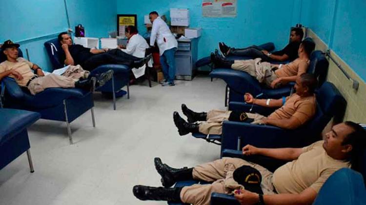 Bomberos donan sangre en apoyo a sus compañeros heridos Bomberos donan sangre en apoyo a sus compañeros heridos