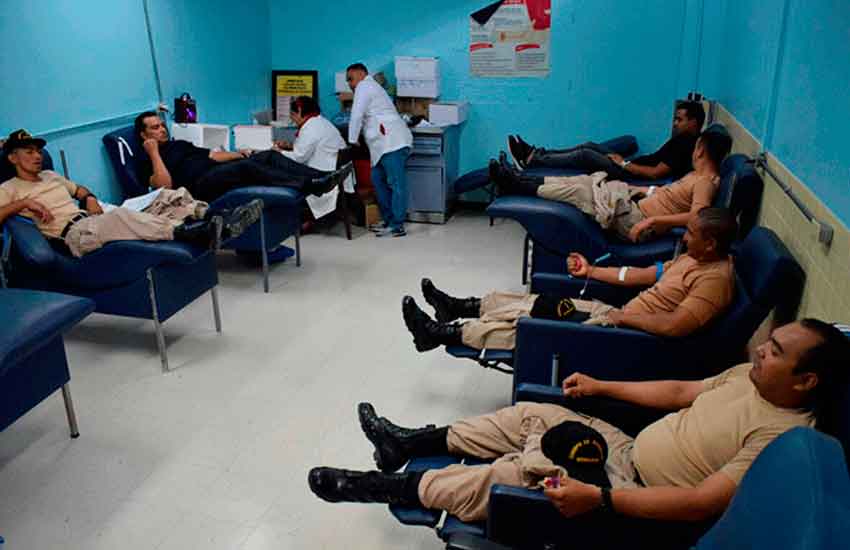 Bomberos donan sangre en apoyo a sus compañeros heridos
