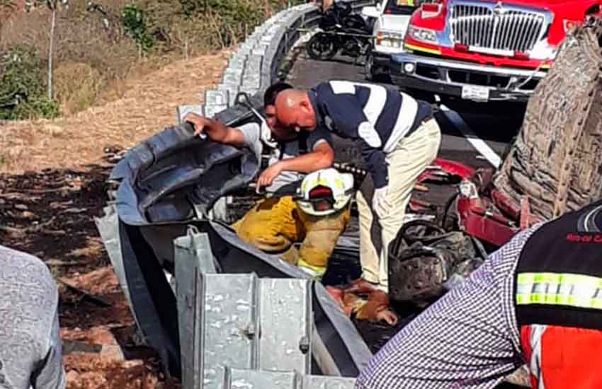 Mueren dos bomberos mientras atendían emergencia 