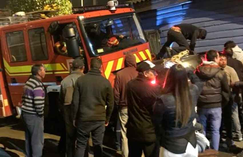 Vehículo terminó incrustado en una casa tras colisión con carro de Bomberos