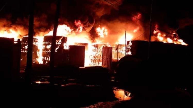 Incendio consume depósito de neumáticos en Lima Incendio consume depósito de neumáticos en Lima