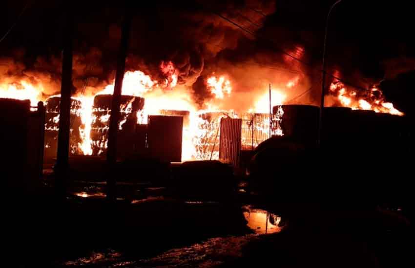 Incendio consume depósito de neumáticos en Lima