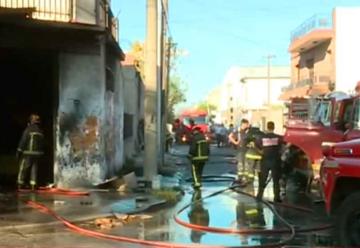 Gran incendio en una fábrica de caucho en Madero