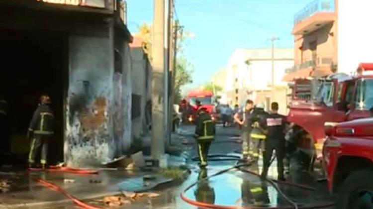 Gran incendio en una fábrica de caucho en Madero