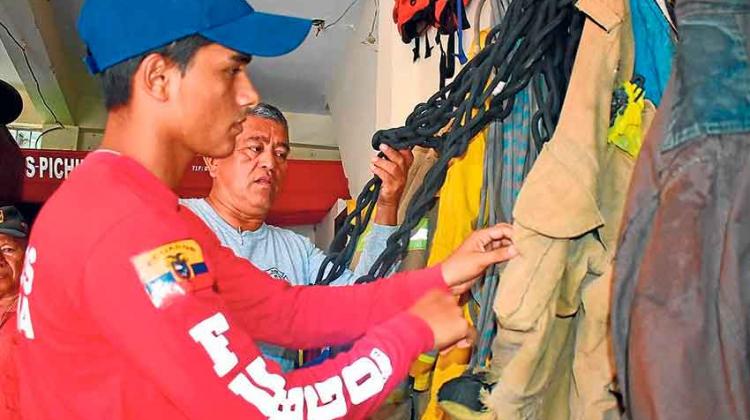 Bomberos de Manabí padecen por falta de equipamiento
