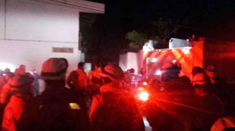 10 máquinas de bomberos atendieron incendio en fábrica