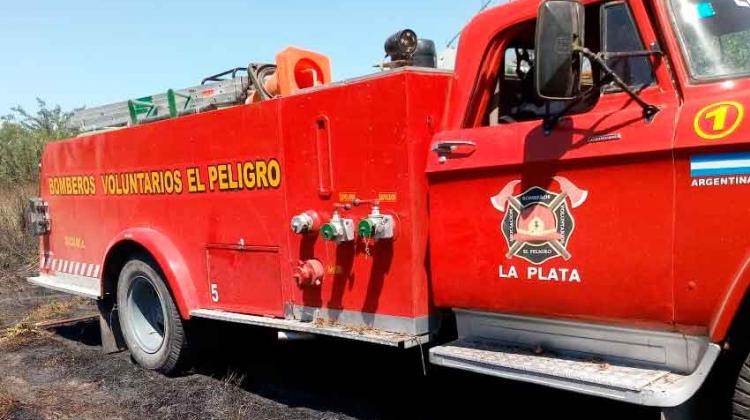 Bomberos El Peligro hacen una colecta para tener un nuevo cuartel