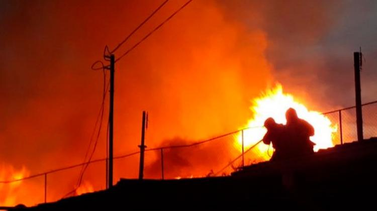 Bombero resultó lesionado en incendio que consumió tres bodegas