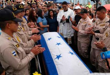 Despiden con honores a los dos bomberos héroes en Honduras