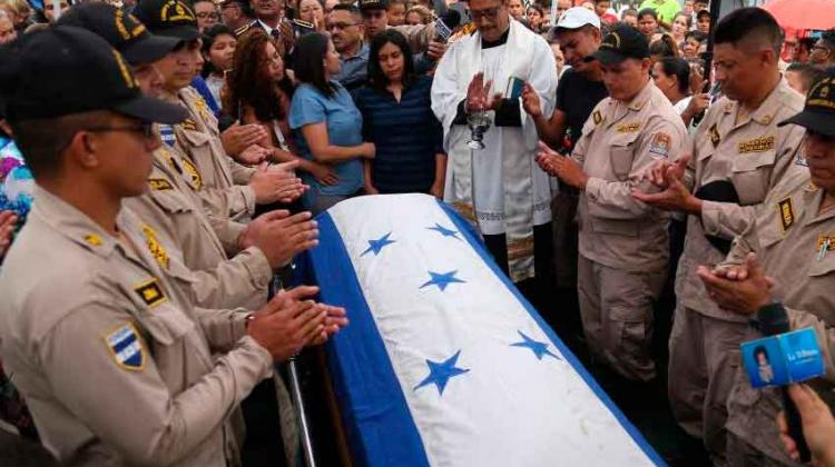 Despiden con honores a los dos bomberos héroes en Honduras Despiden con honores a los dos bomberos héroes en Honduras