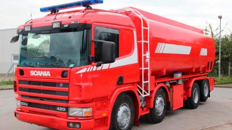 VENDIDO ::  Cisterna para Bomberos marca SCANIA 124G