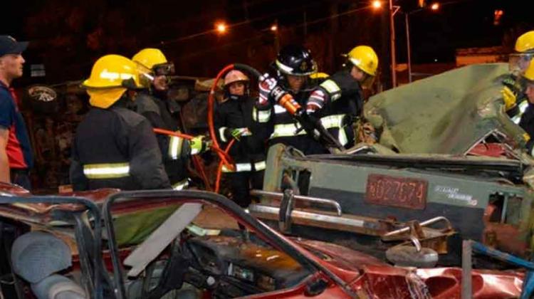 Bomberos voluntarios de Monte Caseros realizan un curso de rescate vehicular