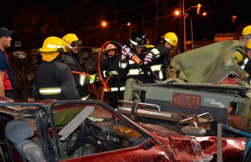 Bomberos voluntarios de Monte Caseros realizan un curso de rescate vehicular