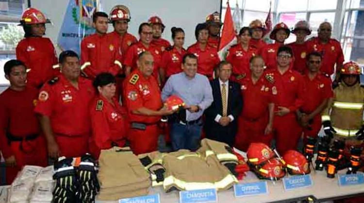 Municipalidad de Ventanilla dona equipos a bomberos