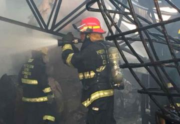 Bomberos combate incendio de tres bodegas en El Salto