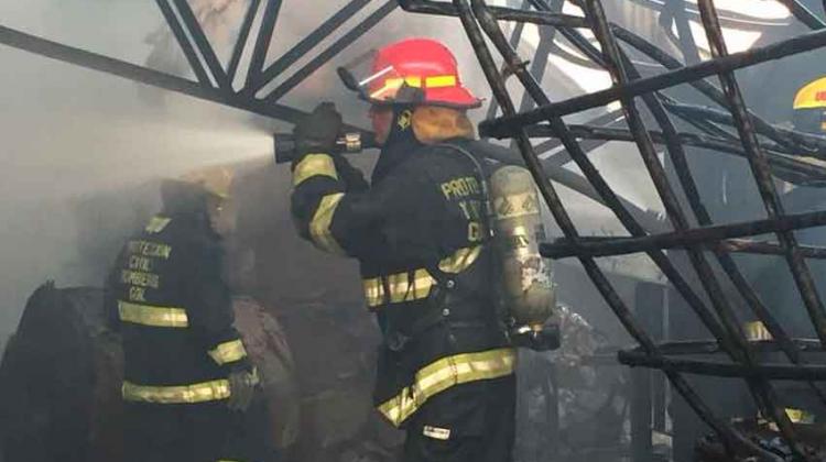 Bomberos combate incendio de tres bodegas en El Salto