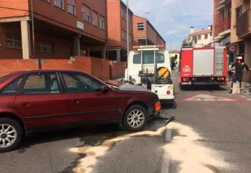 Coche impacta contra un camión de los bomberos que acudía a un aviso