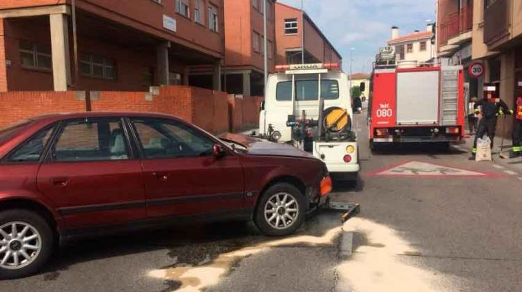 Coche impacta contra un camión de los bomberos que acudía a un aviso