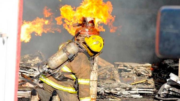 Licitarán chaquetones y pantaloneras para Bomberos