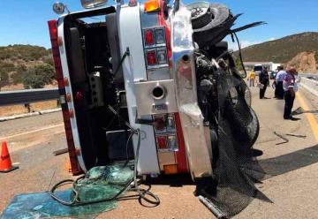 Vuelca máquina de bomberos sobre autopista Tecate