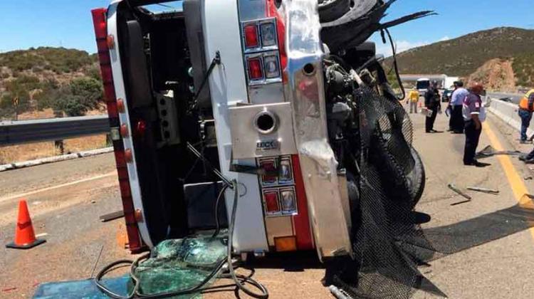 Vuelca máquina de bomberos sobre autopista Tecate