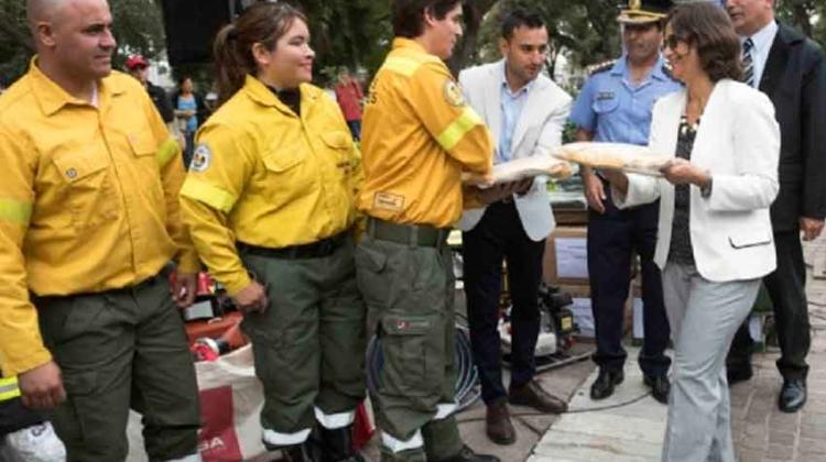 Entregaron indumentaria para bomberos y brigadistas Forestales Entregaron indumentaria para bomberos y brigadistas Forestales