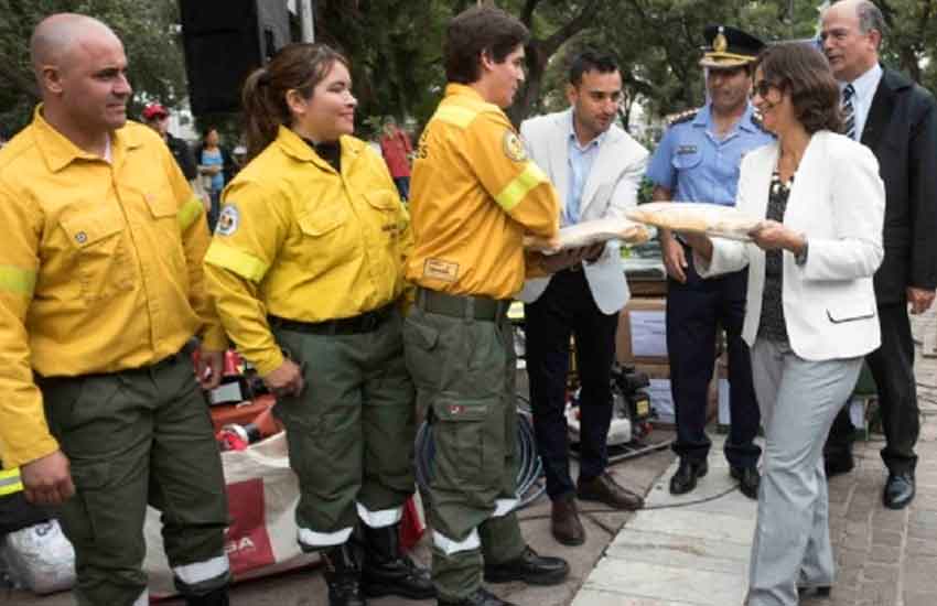 Entregaron indumentaria para bomberos y brigadistas Forestales