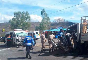 Grave accidente entre ambulancia y camión en Honduras