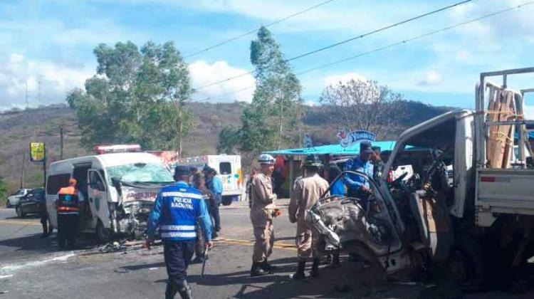 Grave accidente entre ambulancia y camión en Honduras Grave accidente entre ambulancia y camión en Honduras