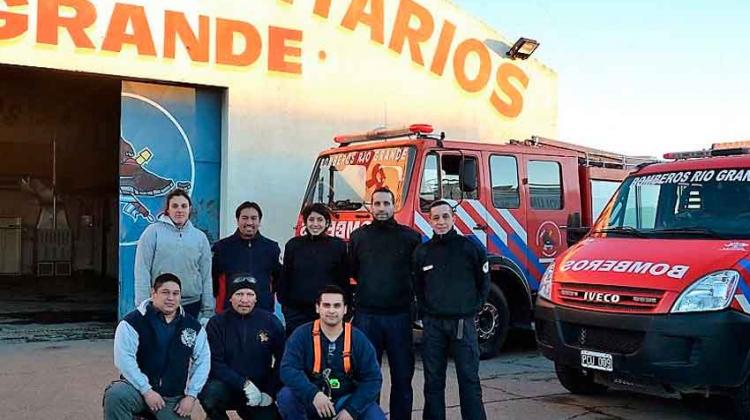 Bomberos abren sus puertas a la comunidad en su dia Bomberos abren sus puertas a la comunidad en su dia