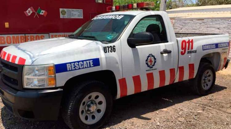 Donan camioneta y equipos a bomberos de Escuinapa