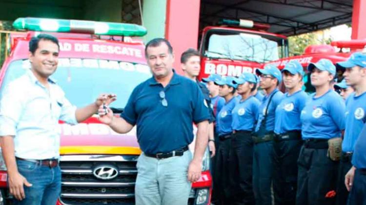 Donan ambulancia para bomberos de Pdte. Franco Donan ambulancia para bomberos de Pdte. Franco