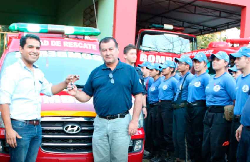 Donan ambulancia para bomberos de Pdte. Franco