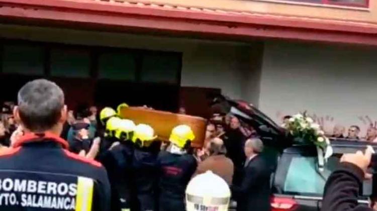 Bomberos de toda España han despedido a bombero fallecido Bomberos de toda España han despedido a bombero fallecido