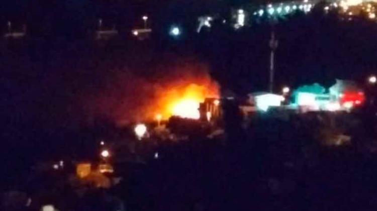 Incendio destruye una casa y afecta a otras dos Incendio destruye una casa y afecta a otras dos