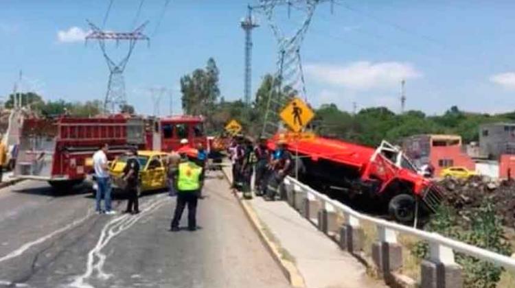 Unidad de Bomberos choca contra Taxi en Querétaro