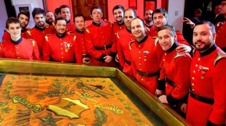Primera Compañía de Santiago restauró su primer estandarte Primera Compañía de Santiago restauró su primer estandarte