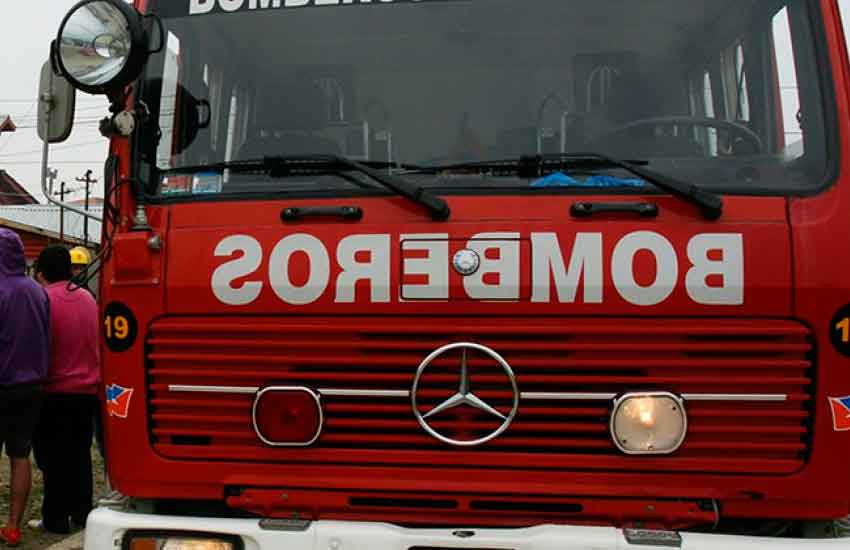 Intentaron robar una manguera a bomberos en pleno incendio
