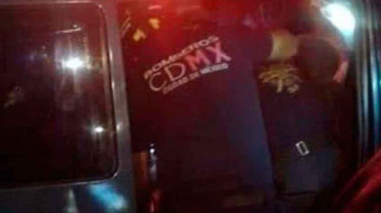 Bomberos ayudan al nacimiento de un bebé en un automóvil Bomberos ayudan al nacimiento de un bebé en un automóvil