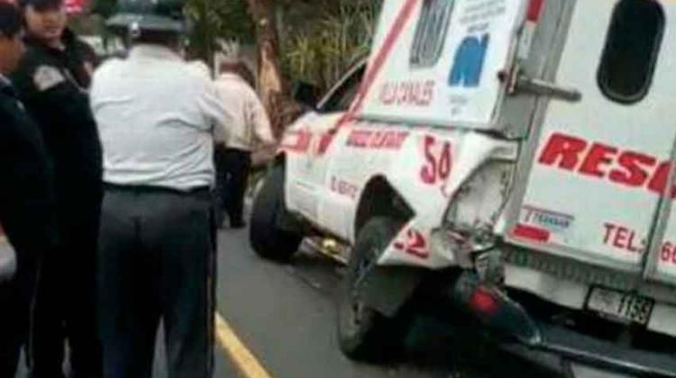 Trailer choca contra los bomberos mientras atendían emergencia