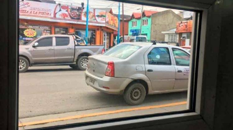 Obstruyó la salida de autobombas de Bomberos con su auto