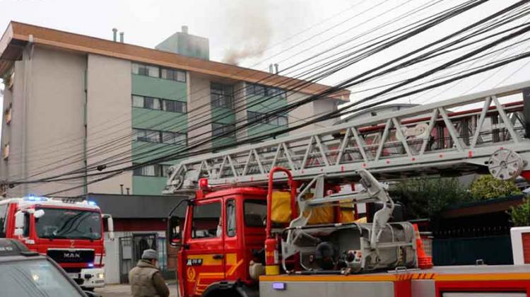 Conserje no dejó entrar a bomberos a controlar incendio en edificio Conserje no dejó entrar a bomberos a controlar incendio en edificio