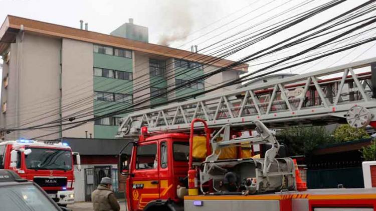 Conserje no dejó entrar a bomberos a controlar incendio en edificio