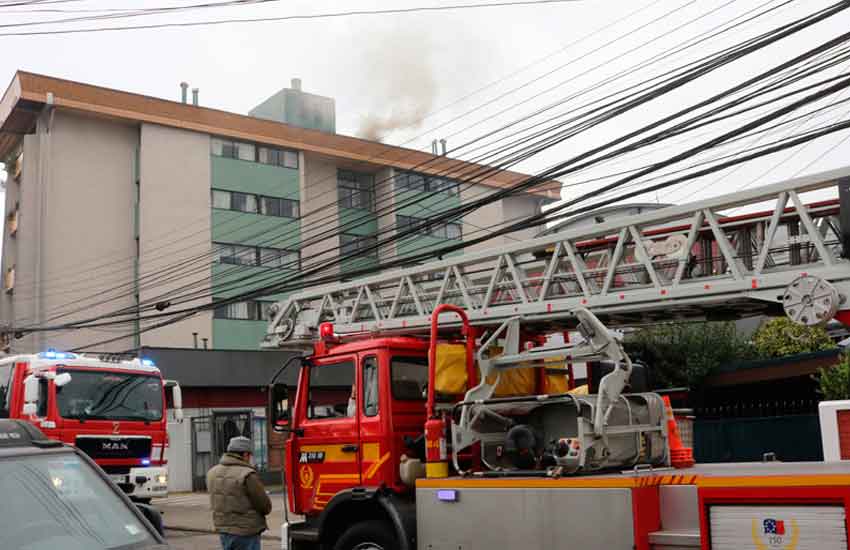 Conserje no dejó entrar a bomberos a controlar incendio en edificio