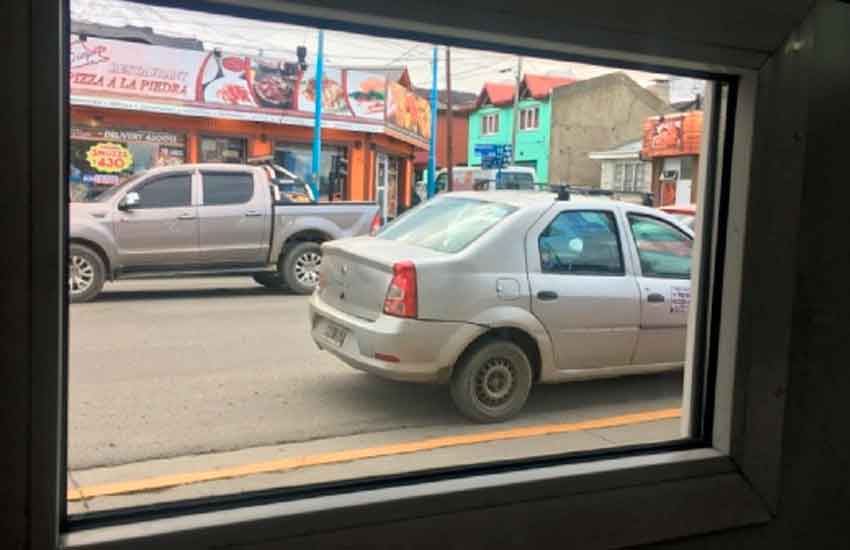 Obstruyó la salida de autobombas de Bomberos con su auto