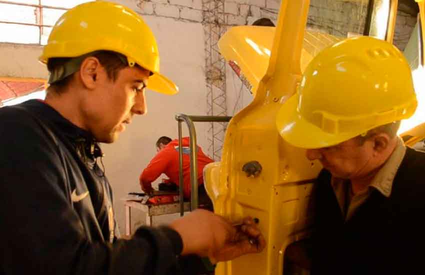 Restauran el primer camión del cuartel de Bomberos de Mercedes