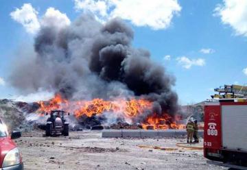 Aparatoso incendio en una planta de reciclaje