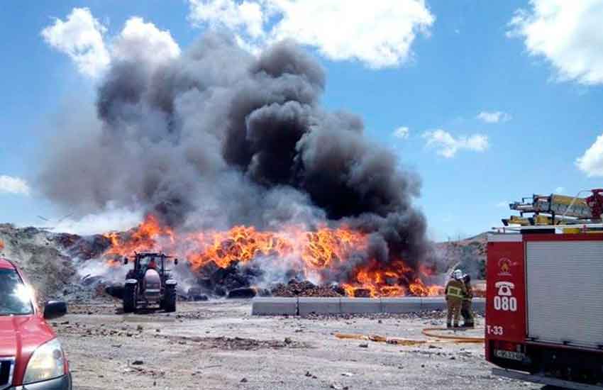 Aparatoso incendio en una planta de reciclaje